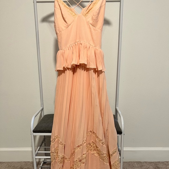 Elegant Flowing Formal - Picture 1 of 5